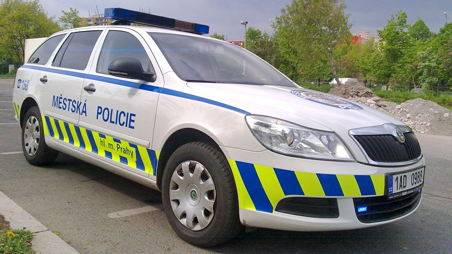 Strážníci v Praze zastavili 17letého řidiče BMW. Řidičák neměl ani majitel auta
